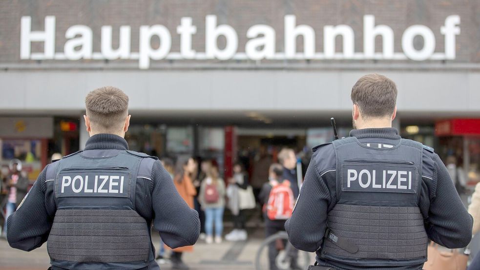 Der Polizeibeauftragte des Bundes, Uli Grötsch, hat sich mehrere Liegenschaften der Bundespolizei in Bahnhöfen angeschaut. (Archivbild) Foto: Christoph Reichwein/dpa