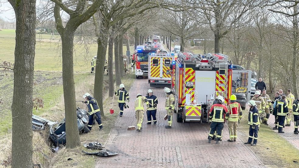 Im März dieses Jahres prallte ein Auto in Nordgeorgsfehn gegen zwei Bäume und landete dann im Graben. Vor Ort waren die Feuerwehren Uplengen-Süd und Jübberde. Foto: Feuerwehr/Archiv