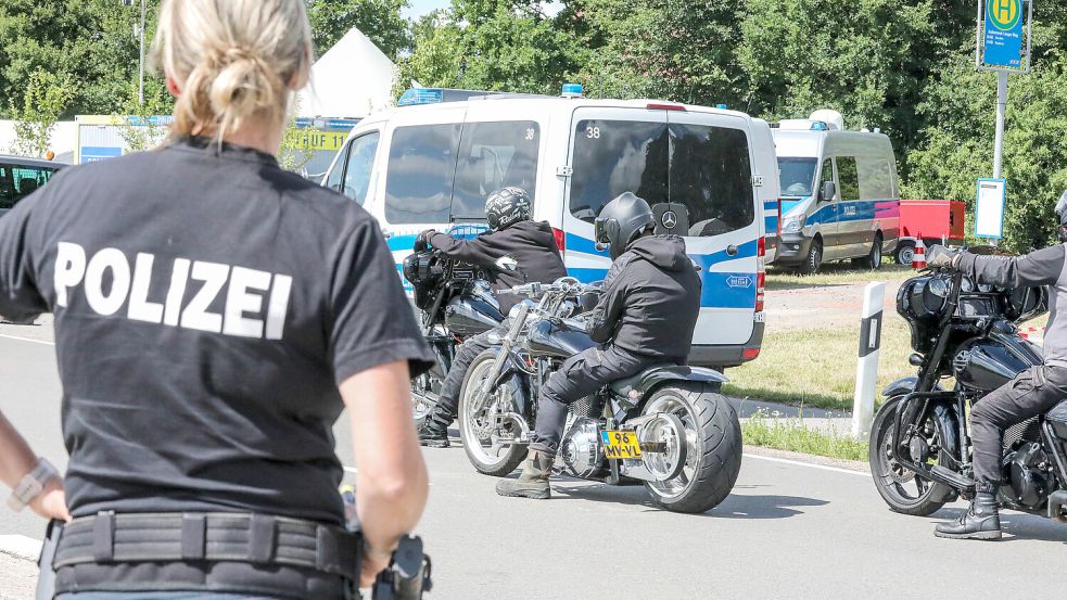 Gerade in den Sozialen Medien äußerten viele Unverständnis über den großen Polizeieinsatz beim Gremium-MC-Treffen in Halbemond. Dabei wurde oft ein sehr „romantisches“ Bild von Rockern gezeichnet. Foto: Claus Hock
