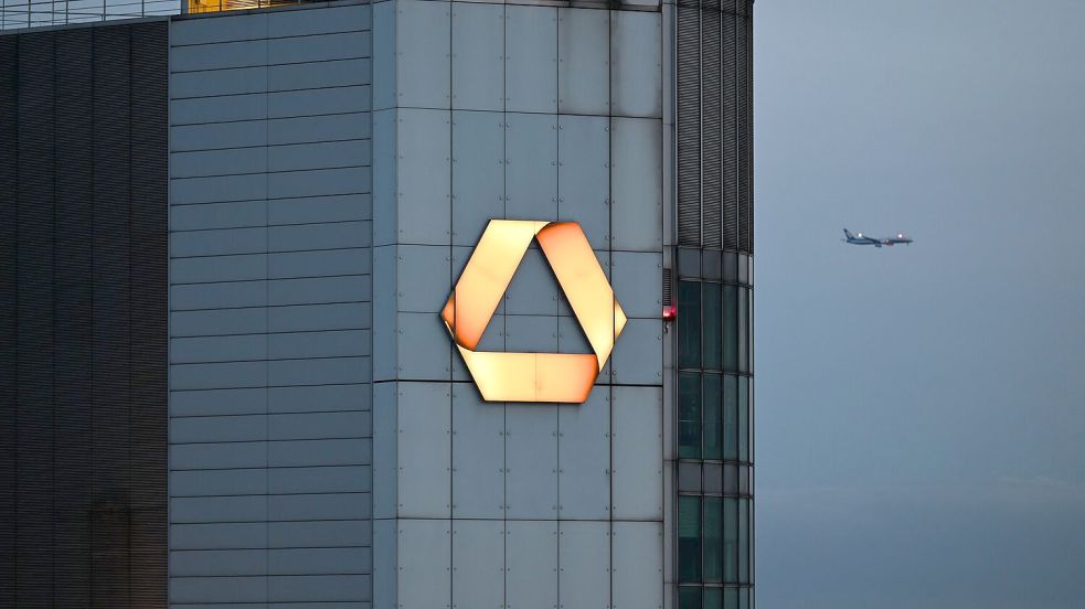 Die Commerzbank wehrt sich seit Monaten gegen Übernahmeambitionen der Unicredit. (Archivbild) Foto: Arne Dedert/dpa