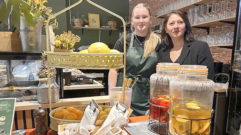 Anita Demiri (rechts) und Ricarda Lucks servieren im Café Meta′s Enkelin Frühstück, Getränke und kleine Snacks. Foto: Stephanie Tomé