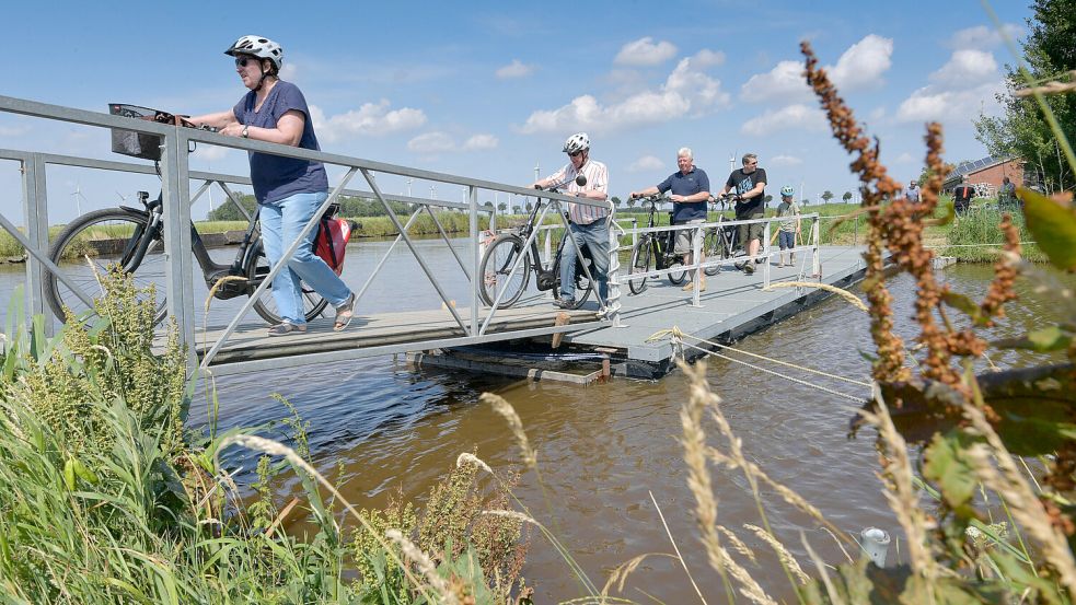 Die Pontonbrücke, die für den Aktionstag „Van Dörp to Dörp“ über das Fehntjer Tief gelegt wird, löste den Plan für eine dauerhafte Verbindung zwischen Moormerland und Ihlow aus. Foto: Klaus Ortgies/Archiv