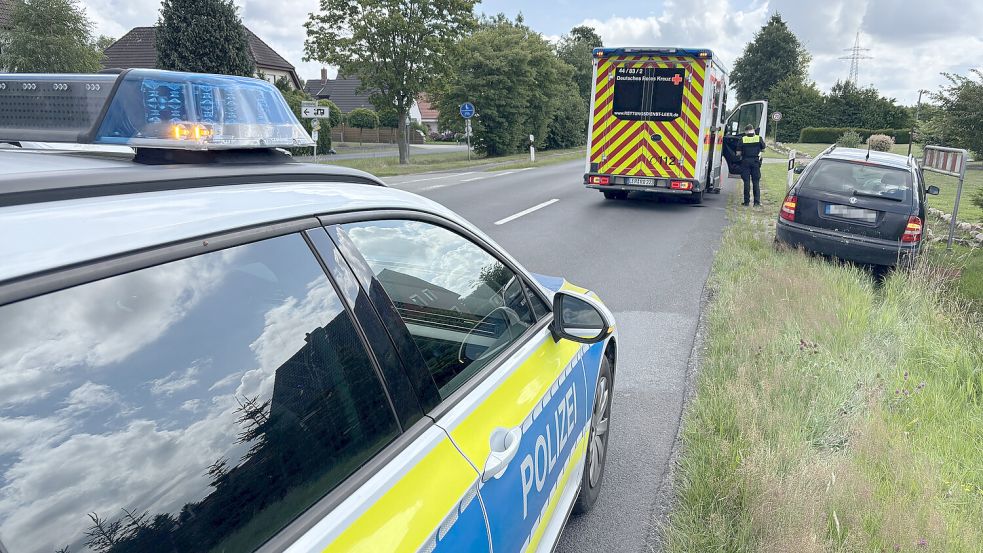 Polizei und Rettungsdienst waren nach einem Unfall auf der Langholter Straße in Ostrhauderfehn schnell vor Ort. Foto: Carsten Ammermann