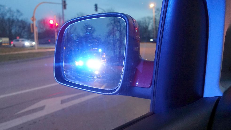 Ein 34-jähriger Bremer hat sich ein Blaulicht in die Windschutzscheibe geklemmt, um schneller durch den Verkehr zu kommen. Foto: imago images/Frank Sorge