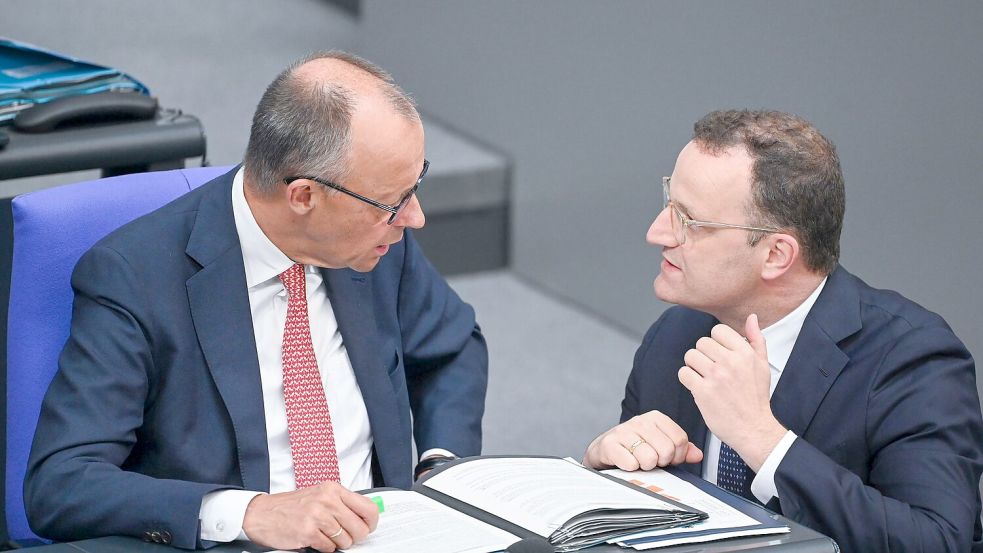Kanzler Merz stellt sich hinter Unionsfraktionschef Spahn. Foto: Katharina Kausche/dpa