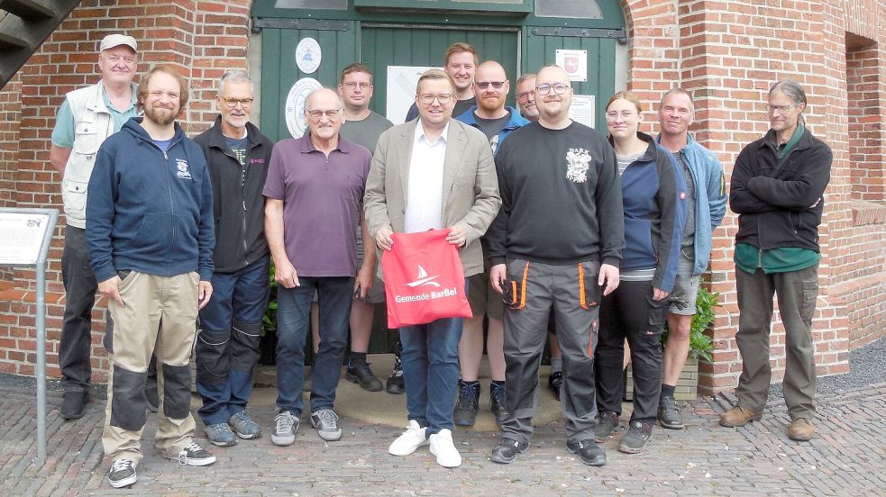 Bürgermeister Nils Anhuth (mit roter Tasche) hieß Teilnehmer am Müller-Kursus in Barßel willkommen. Foto: Hinrich Grüßing