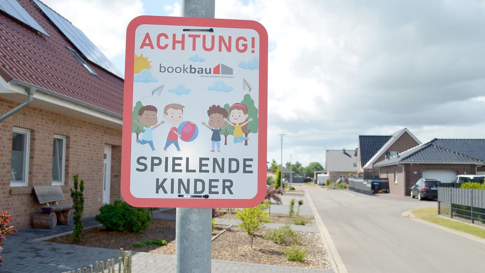 Am Brachvogelweg in Rhauderfehn weisen von Anliegern angebrachte Schilder darauf hin, dass in der Straße mit spielenden Kindern gerechnet werden muss. Foto: Astrid Fertig