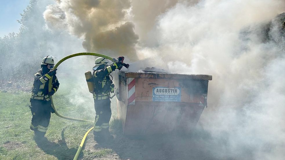 Für die Feuerwehren in der Gemeinde Ostrhauderfehn soll ein Bedarfsplan aufgestellt werden. Dieses Foto zeigt einen Einsatz im April 2025 an der 1. Südwieke. Foto: Feuerwehr