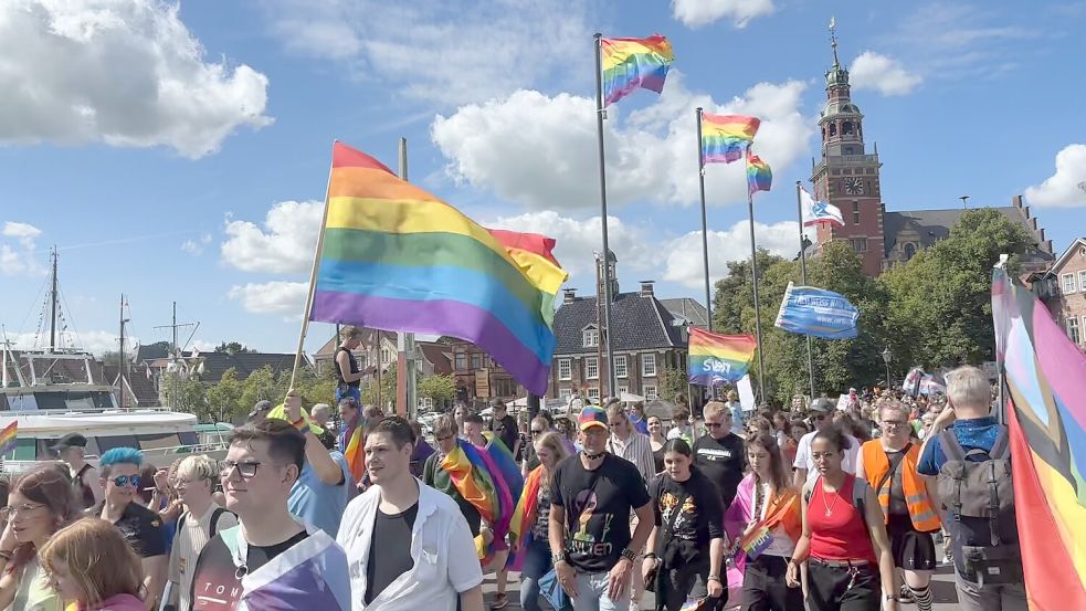 Im vergangenen Jahr führt der Demozug des CSD über die Leeraner Rathausbrücke. Foto: Rieke Heinig/Archiv