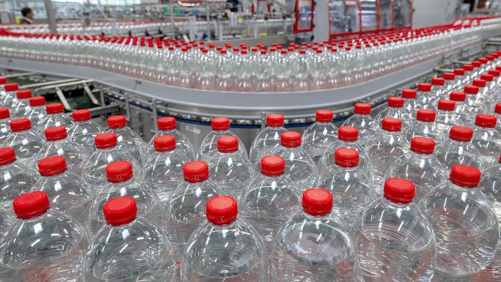 Das Unternehmen Roxane GmbH aus Jessen hat mehrere Mineralwasser wegen Verunreinigung zurückgerufen. (Archivbild) Foto: Hendrik Schmidt/dpa