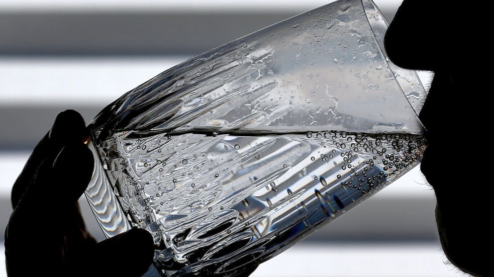 Aufgepasst: Für Mineralwasser der Marken Gut & Günstig sowie Naturalis gibt es einen Rückruf. Man sollte es nicht trinken. Symbolfoto: Hildenbrand/DPA/Archiv
