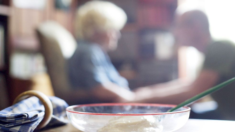 Damit Demenzerkrankte ihr Essen auch zu sich nehmen, hilft es, Mahlzeiten entsprechend zu portionieren. Foto: MAGO/photothek