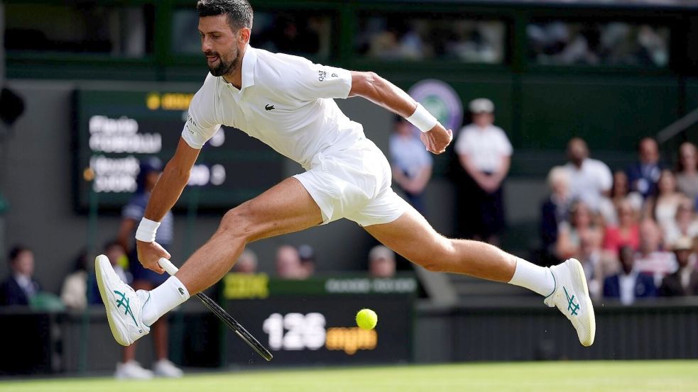 Novak Djokovic stürmt auch mit 38 noch akrobatisch ins Halbfinale. Foto: John Walton/PA Wire/dpa
