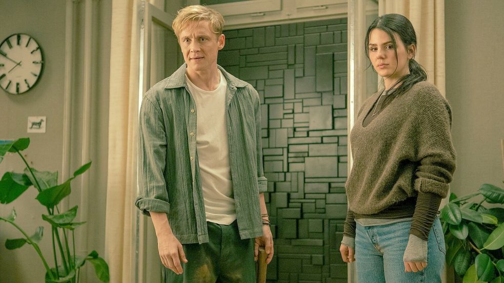 Tim (Matthias Schweighöfer) und Olivia (Ruby O. Fee) kämpfen gegen eine mysteriöse Wand. Foto: Sasha Ostrov/Netflix/dpa