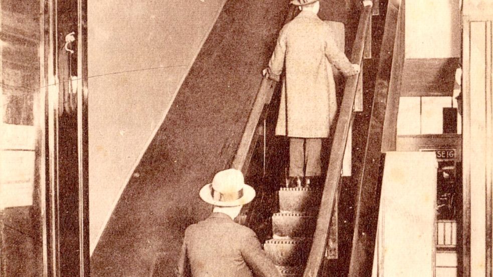 Eine Postkarte aus dem Kölnischen Stadtmuseum zeigt die erste deutsche Rolltreppe im Kölner Kaufhaus Tietz im Jahr 1925. Foto: Kölnisches Stadtmuseum/dpa