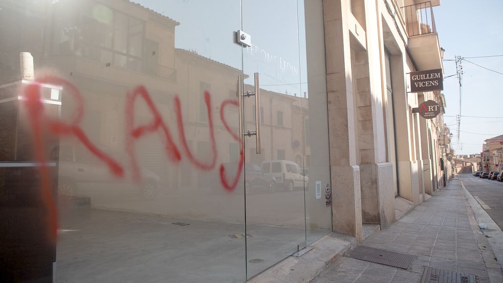„Raus“ steht in roter Farbe auf einer Fensterscheibe – diese, aber auch deutlich radikalere Parolen richten sich auf Mallorca zunehmend gegen Tourist und ausländische Eigentümer. Foto: dpa/ Clara Margais