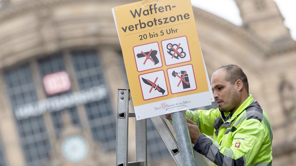 Waffenverbotszonen gibt es in vielen Städten, hier am Frankfurter Bahnhof - und hier und da sind sie nicht nur räumlich, sondern auch zeitlich begrenzt. Foto: dpa/Sascha Lotz