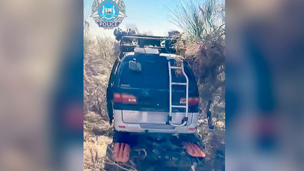 Der Van wurde verlassen in der Wildnis gefunden. Auf einem von der Polizei veröffentlichten Bild sieht es so aus, als ob der Wagen steckengeblieben wäre. Foto: Supplied/WESTERN AUSTRALIA POLICE/AAP/dpa