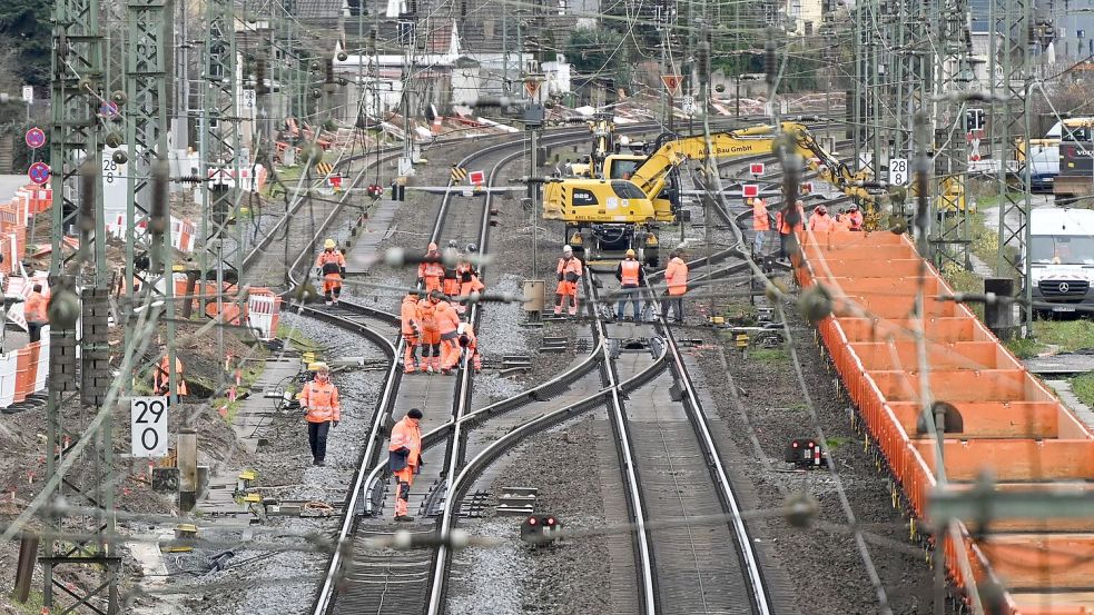 Auf der Riedbahn zwischen Frankfurt und Mannheim wurde bereits gebaut - viele weitere Generalsanierungen werden sich dagegen deutlich verzögern. (Archivbild) Foto: Arne Dedert/dpa