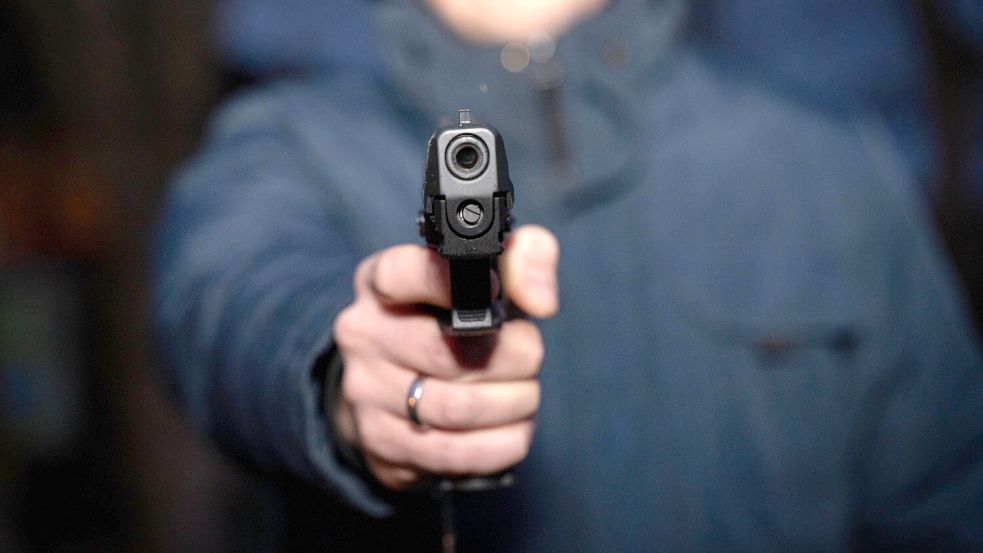 Einer der Männer soll eine schwarze Schusswaffe gezückt und den Kassierer bedroht haben. Foto: imago images/Michael Bihlmayer