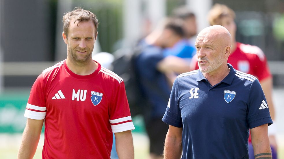 Die Trainer Stefan Emmerling (rechts) und Markus Unger können ihre Mannschaft im Testspiel in Nordhorn unter die Lupe nehmen. Foto: Doden/Emden