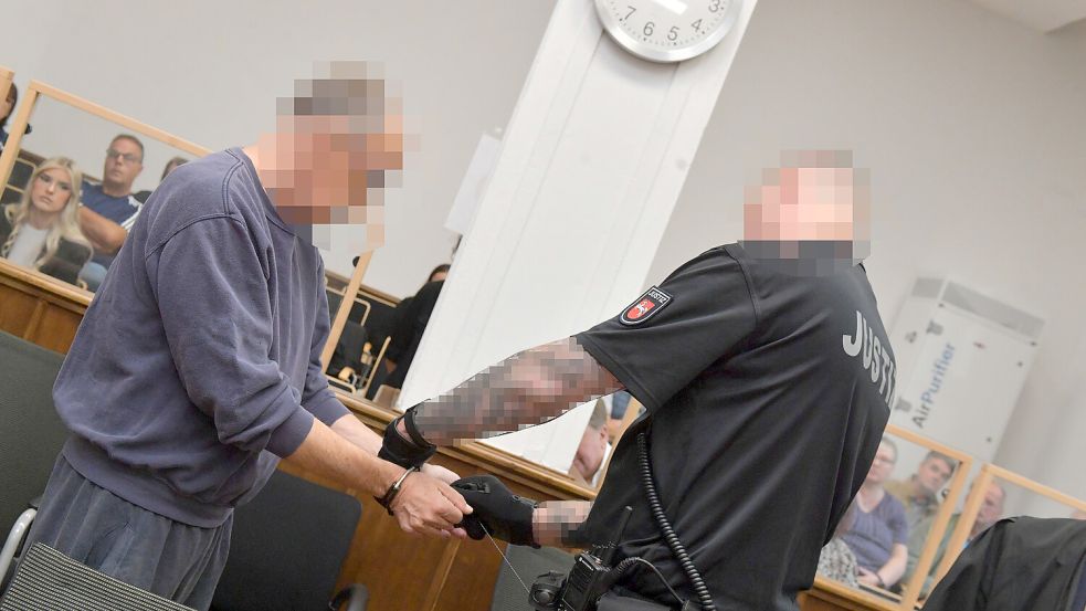 Das Foto zeigt den Angeklagten beim Prozessauftakt vor dem Landgericht Aurich am 26. Juni 2025. Foto: Klaus Ortgies/Archiv
