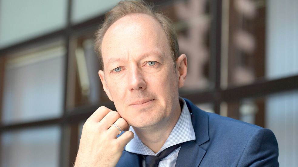 EU-Politiker und Satiriker Martin Sonneborn (Die Partei) ist nicht einverstanden mit der Arbeit von EU-Kommissionspräsidentin Ursula von der Leyen (CDU). Foto: dpa/Patrick Seeger