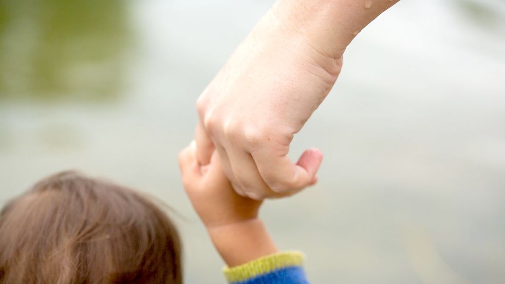 In lesbischen Beziehungen muss die Partnerin der Frau, die das Kind zur Welt bringt, ein Adoptionsverfahren betreiben, um rechtlicher Elternteil zu werden. (Symbolbild) Foto: Fernando Gutierrez-Juarez/dpa