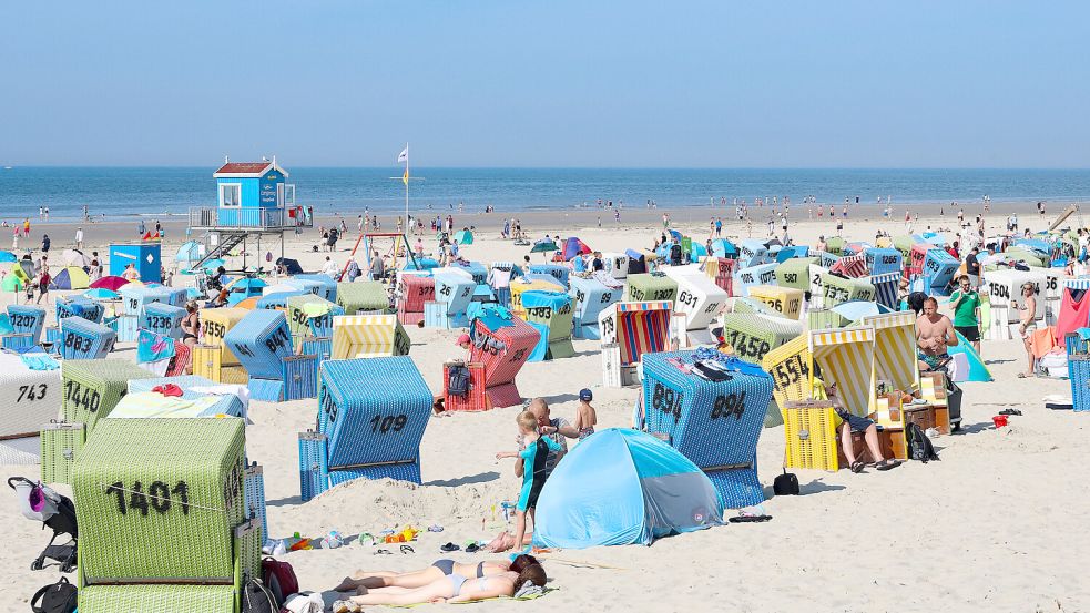 Auf der Nordseeinsel Langeoog können sich Touristen wieder auf sonnigere Tage freuen. Foto: IMAGO/localpic