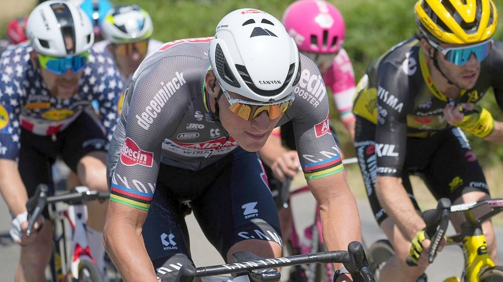 Holt sich nach nur einem Tag das Gelbe Trikot zurück: Mathieu van der Poel Foto: Thibault Camus/AP/dpa