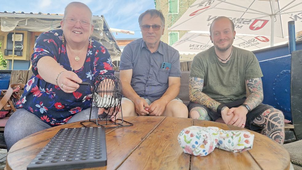 Ute Maas, Hilmar Bockhacker und Carsten Willems freuen sich schon auf den nächsten Bingo-Nachmittag. Foto: Tatjana Gettkowski