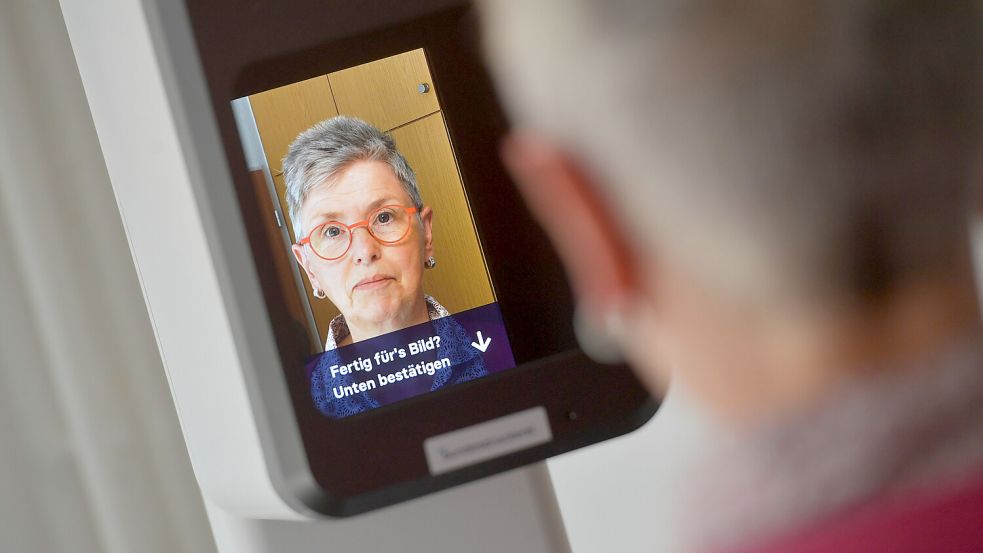 Ein neuer Automat nimmt in Hesel direkt die Passbilder auf. Foto: Klaus Ortgies