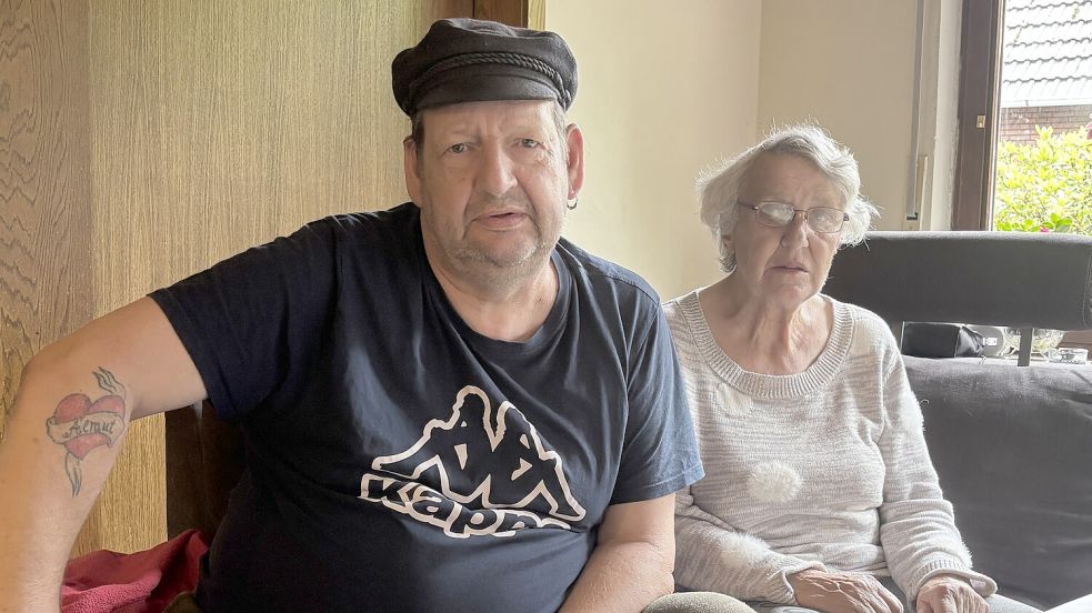 Der Langholter Wolfgang Exner wartet auf sein Bürgergeld für den Monat Juli. Neben ihm sitzt seine WG-Partnerin Sylvia Hellmann. Fotos: Henrik Zein