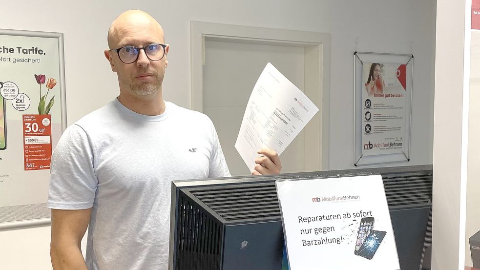 Auf seiner Rechnung bleibt Handyladen-Chef Mathias Behnen jetzt sitzen. Er ist entsetzt über den Vorfall. Foto: Susanne Risius-Hartwig