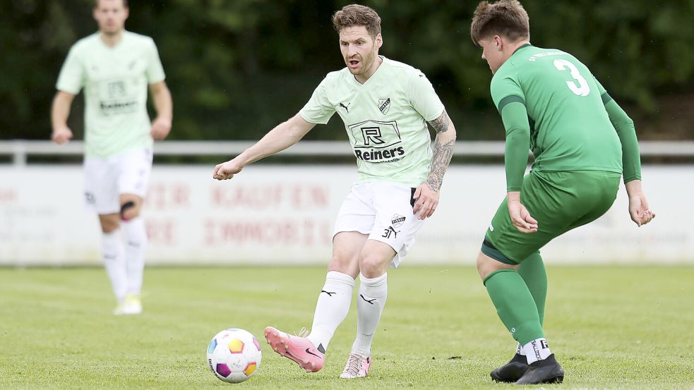 GW Firrel (am Ball Reinhard Grotlüschen) ist als Landesligist der Favorit beim Saris-Cup. Archivfoto: Doden, Emden