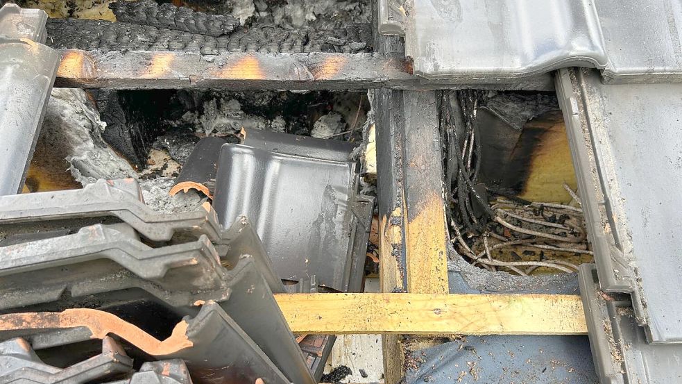 Um sich einen besseren Überblick zu verschaffen, wurden Dachziegeln entfernt. Ein Kabelbrand hatte schon auf die Dachlatten übergegriffen. Foto: Feuerwehr