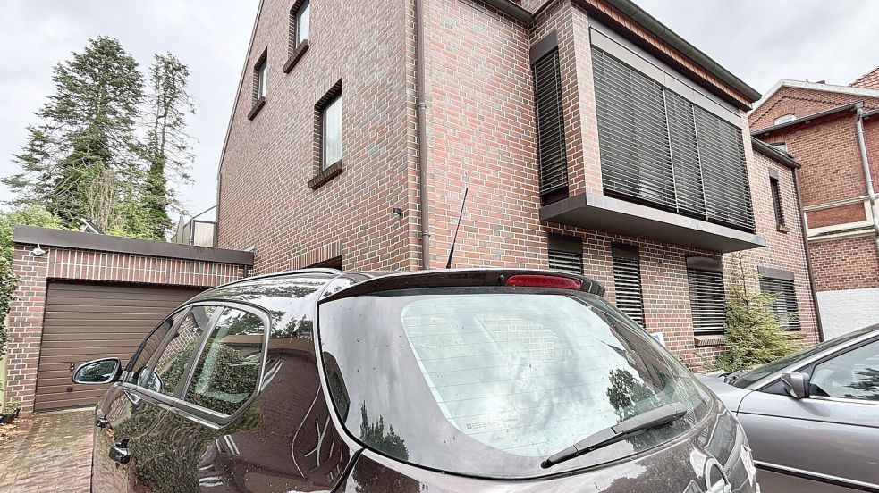 Neben einer Reihe Parkplätze ist die Einfahrt der Anwohnerin. Dieses Auto darf dort stehen. Aber auch andere nutzen den vermeintlichen Platz an der Arend-Smid-Straße. Foto: Klaus Ortgies