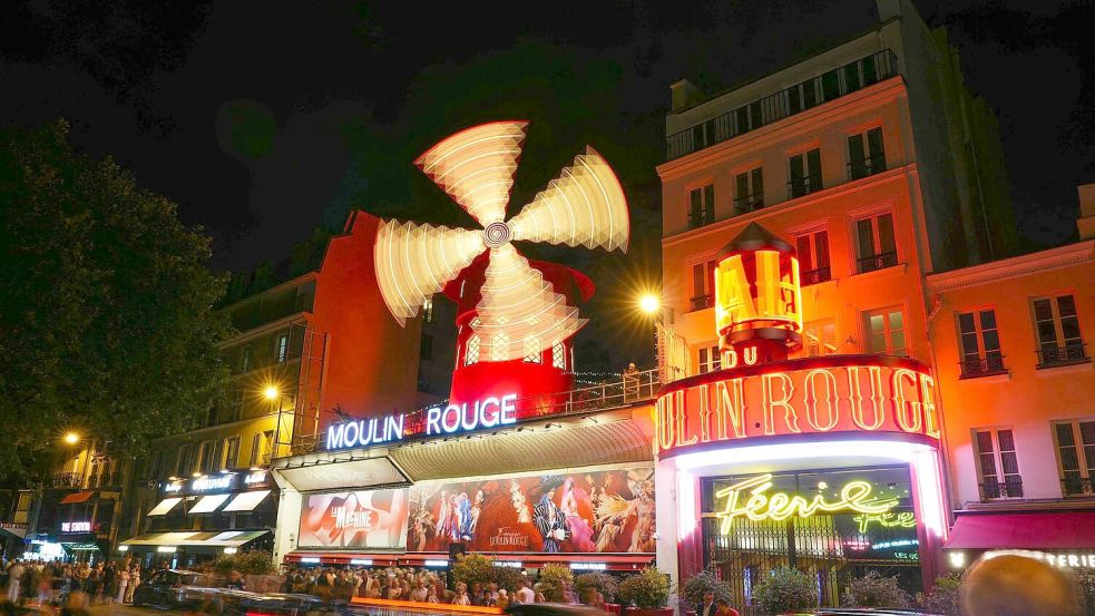 Ein neues Mühlrad für das Moulin Rouge - mehr als ein Jahr nach dem Absturz des alten Konstrukts drehen sich an dem Theater wieder die Flügel. Foto: Dimitar Dilkoff/AFP/dpa