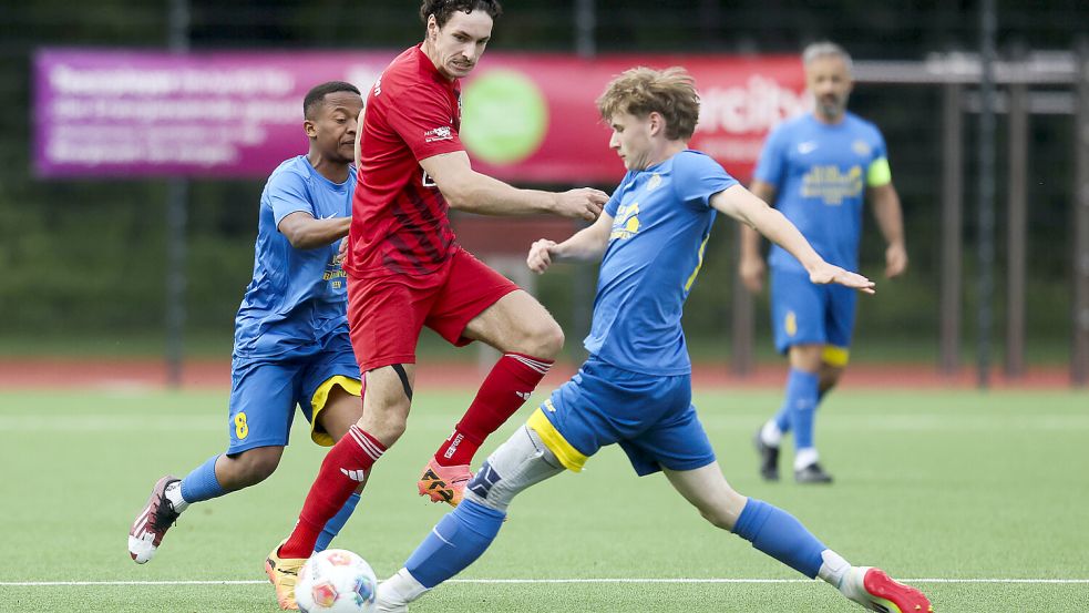 Lukas Berghaus (Mitte) erzielte den 2:1-Siegtreffer für Uplengen gegen Leer. Fotos: Jens Doden, Emden