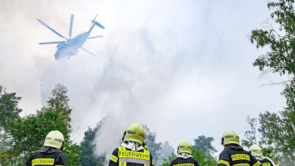 Allein beim Waldbrand in der Gohrischheide warfen Bundeswehrsoldaten mehr als eine Millionen Liter Wasser aus dem Löschhubschrauber ab. Foto: dpa