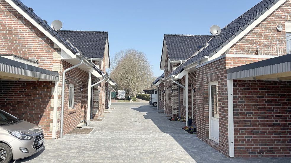 Zwei moderne Gebäude mit jeweils vier Wohneinheiten sind in zentraler Lage im Westoverledinger Ortsteil Flachsmeer entstanden.
