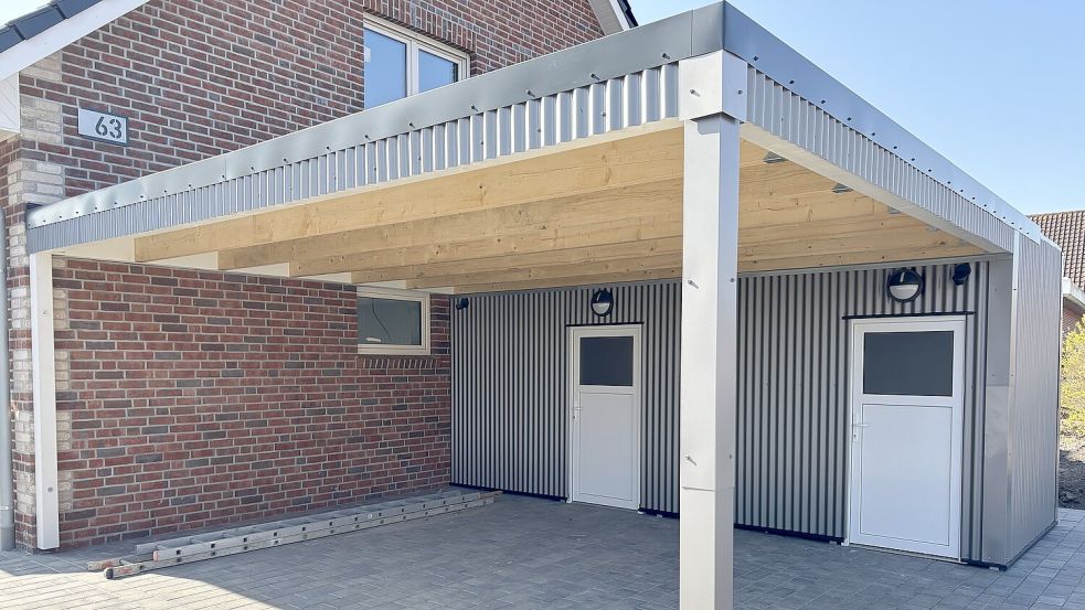 Zu jeder Wohneinheit gehört ein Carport und ein Abstellraum.