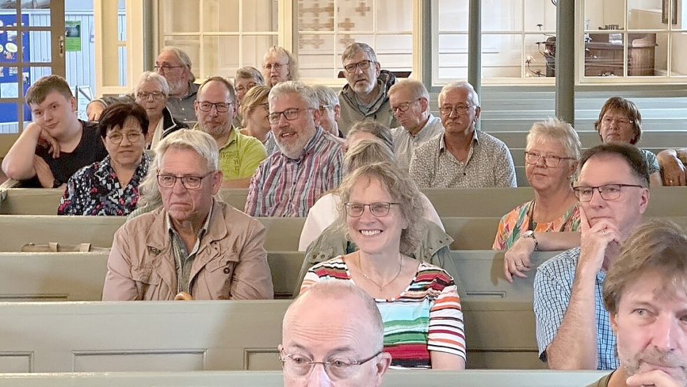 Die Teilnehmer der Exkursion hatten große Freude am Orgelspiel. Foto: Andreas Engel