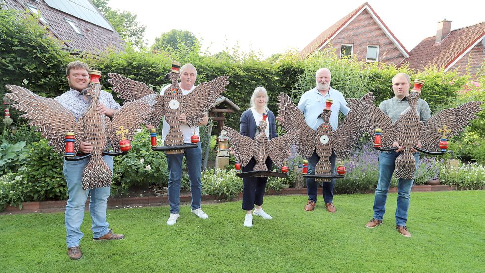 Adlerbauer Hermann Pörschke (4. von links) übergibt die Adler an den Vereinsvorsitzenden Tobias Kanne (links), Gerold Bruns (zweiter von links), Birgit Vocks und Hendrik Hinrichs (rechts). Foto: Hans Passmann