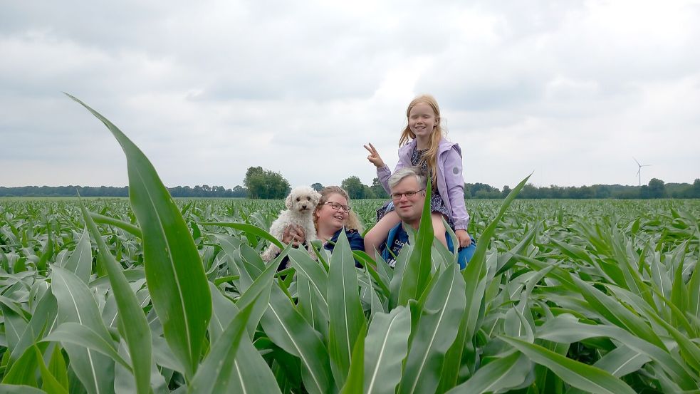 In diesem Jahr ist die Eröffnungsfeier noch größer als zuvor. Es gab im Vorfeld für Familie Bruns viel zu organisieren und planen. Auch Hündin Lilli half mit. Foto: Clarissa Scherzer