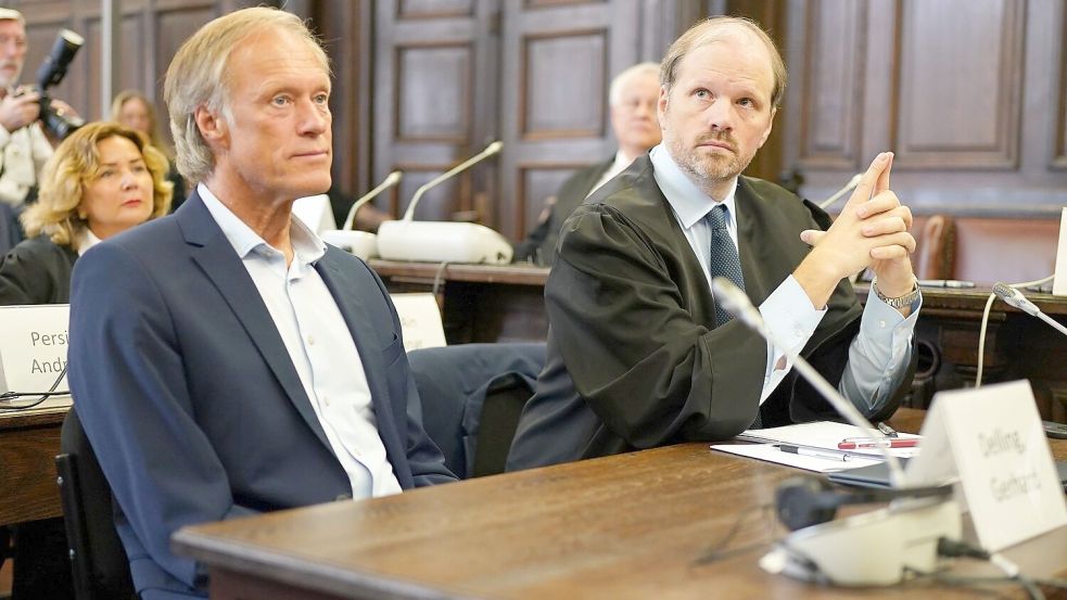 Gerhard Delling, gekleidet im dunklen Anzug ohne Krawatte, setzte sich gleich nach Betreten des Gerichtssaals neben seinen Anwalt. Foto: Marcus Brandt/Pool-dpa/dpa