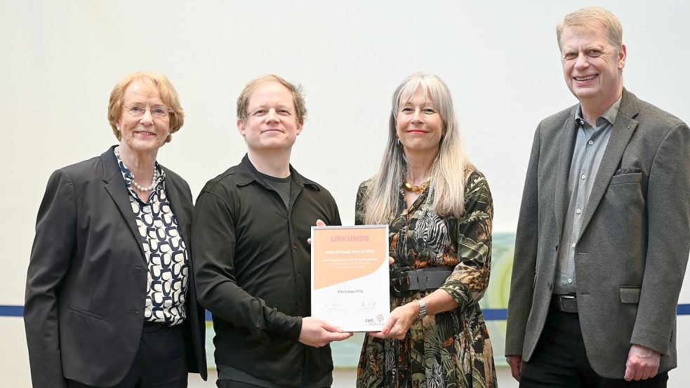 Zur Übergabe des Stipendiums trafen sich (von links): Esken Nannen (Aufsichtsrat der Kunsthalle Emden), Christian Pilz, Stefanie Abke (EWE-Stiftung) und Marco Malorny (Stadt Papenburg). Foto: diebilderwerft