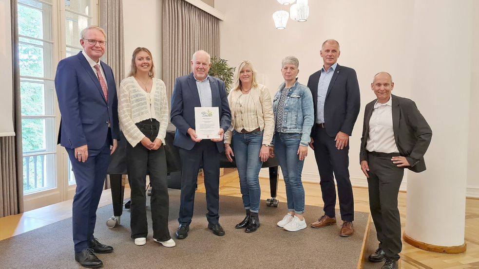 Die Backemoorer Vertreter sind stolz auf den Sprung in den Landesscheid des Wettbewerbs „Unser Dorf hat Zukunft“. Das Foto zeigt Dezernatsleiter Nikolaus Jansen (ARL, von links), Frauke Weerts (Arbeitsgemeinschaft Dorfplatz), Ortsbürgermeister Bernhard Bünnemeyer, Silke Bleeker (AG Präsentation), Heika Bunger (Kirchengemeinde), Torsten Bleeker (Vorsitzender des Arbeitskreises „Unser Dorf hat Zukunft“ Backemoor) und Uwe-Heinz Bendig (ARL). Foto: privat