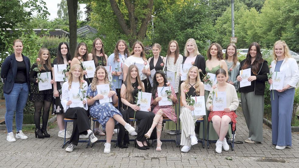Die sozialpädagogischen Assistenten der Klasse B7Q2-1 sind jetzt frisch gebackene sozialpädagogische Assistenten. Foto: BBS Papenburg