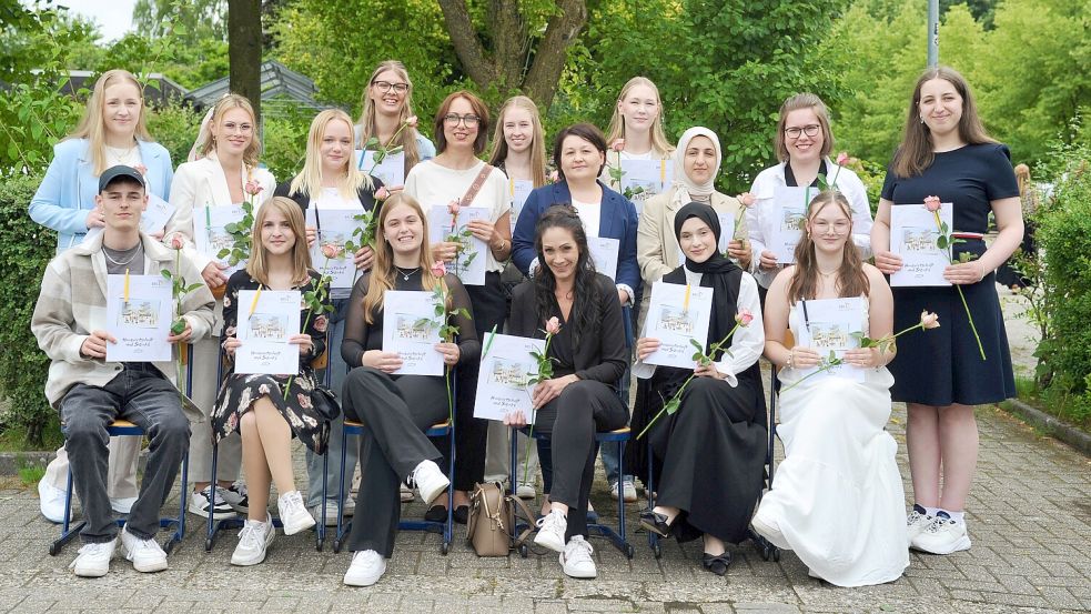 Die sozialpädagogischen Assistenten aus der Klasse B7Q2-2 haben ihre Ausbildung abgeschlossen. Foto: BBS Papenburg